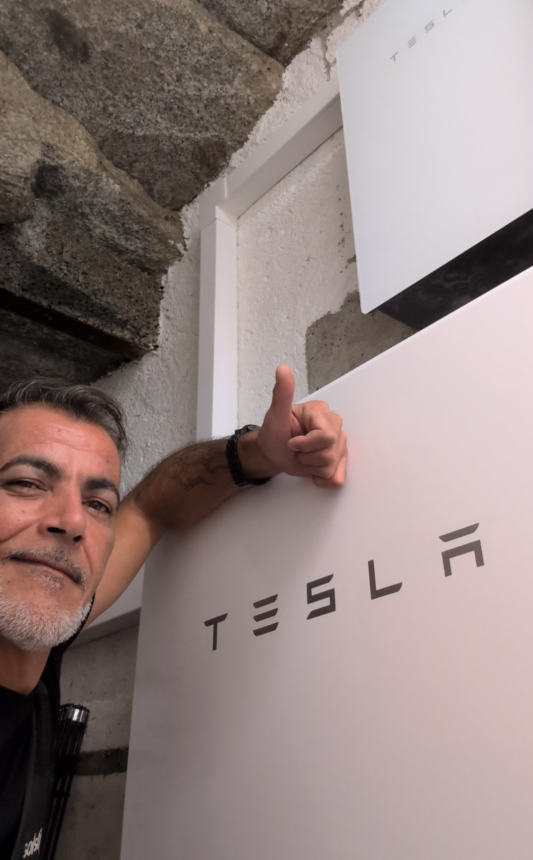 Sami Smida sur un champ photovoltaïque